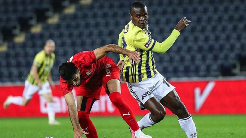fenerbahce-de-isteneni-veremeyen-samatta-ya-clube-13936632_5811_amp-1024x575